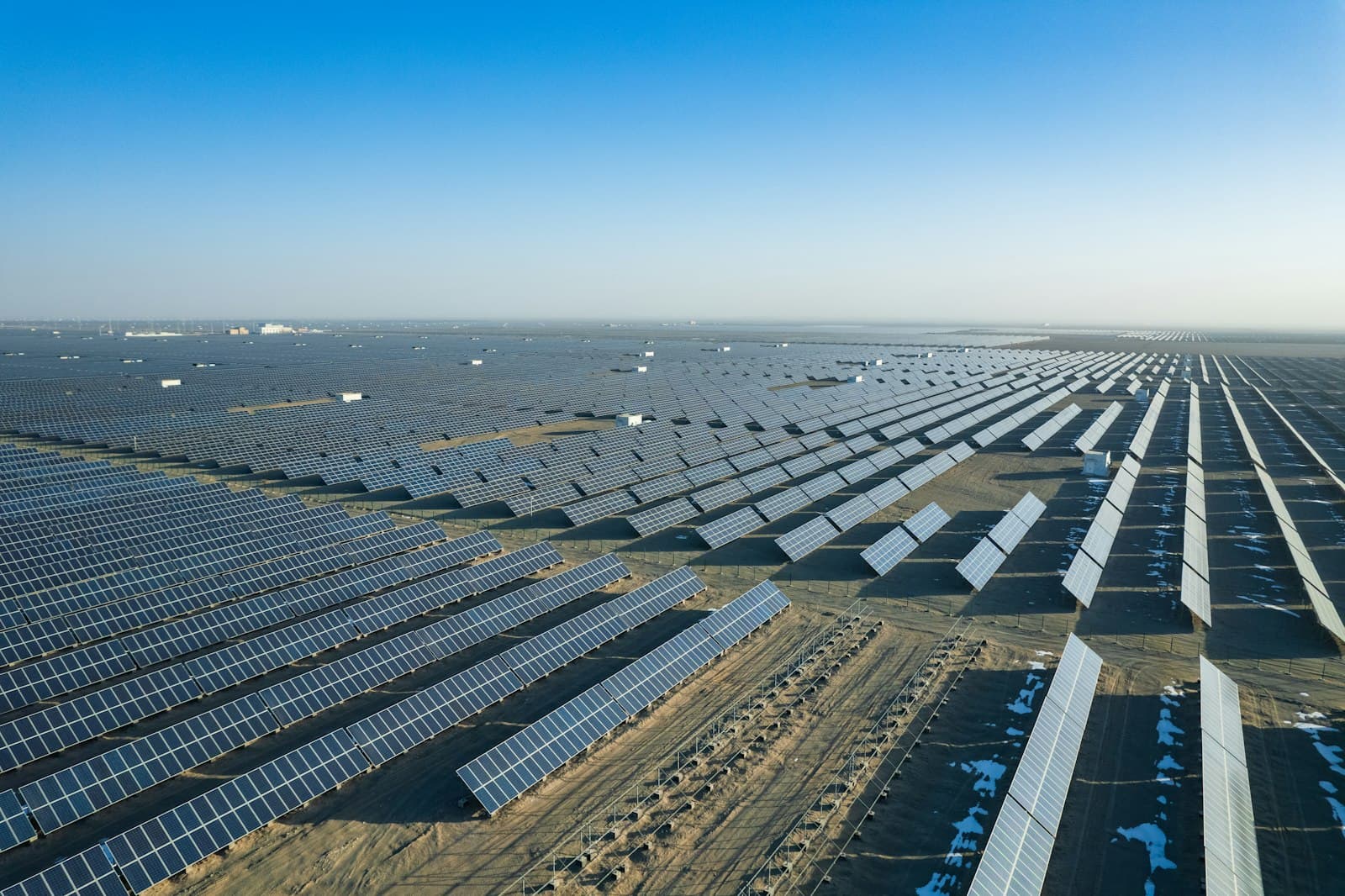 Großflächige Photovoltaik-Anlage aus der Luft